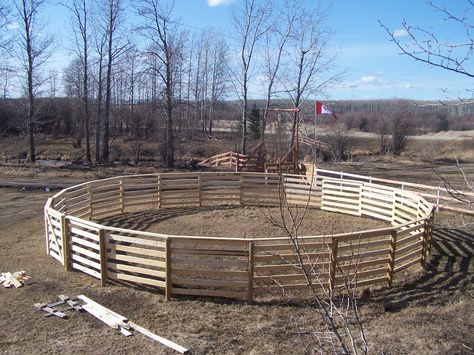 50' roundpen wooden fencing Corral Ideas, Round Pens For Horses, Wooden Fencing, Paddock Trail, Horse House, Horse Pens, Ranch Fencing, Dressage Arena, Horse Farm Ideas