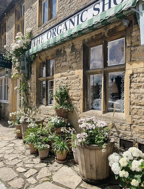 Cotswolds organic countryside english summer english countryside vibe aesthetic Vintage Countryside Aesthetic, Countryside Town Aesthetic, English Countryside Lifestyle, Countryside Rich Aesthetic, English House Aesthetic, Cotswold Aesthetic, Countryside Life Aesthetic, Iris Simpkins, English Summer Aesthetic