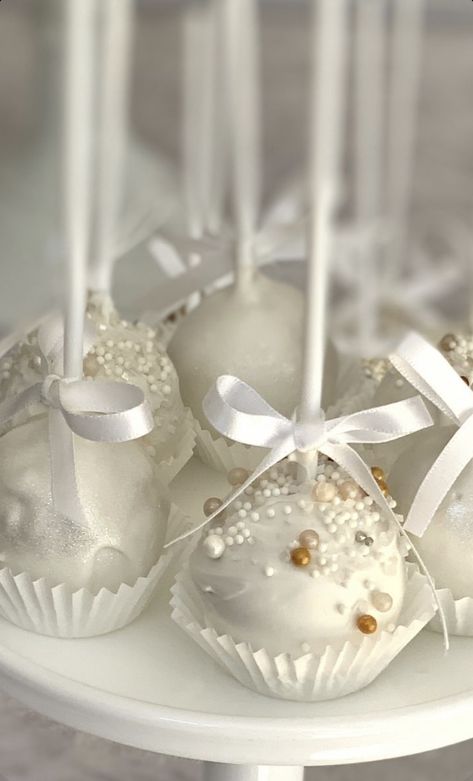 Wedding Cakepops Ideas, White And Gold Cake Pops, First Communion Cake Pops, White Cakepops, Baptism Cake Pops, Dessert Bord, Gold And White Cake, White Cake Pops, Confirmation Cakes