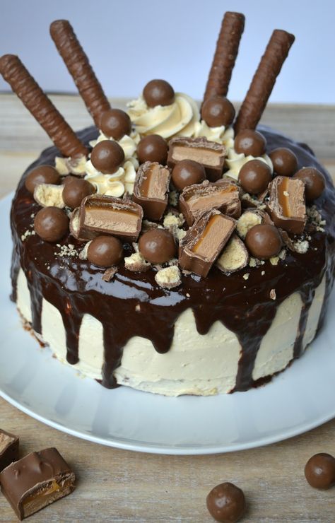 Na het succes van de karamel-botercrème vorige week wilde ik ook eens een taart met botercrème maken en het liefst een dripcake (waarbi... 21st Birthday Cake Ideas, Baking Bad, Chocolate Caramel Cake, Best Chocolate Cupcakes, 21st Cake, 21st Birthday Cakes, 21st Birthday Cake, Caramel Cake, Birthday Cake Ideas