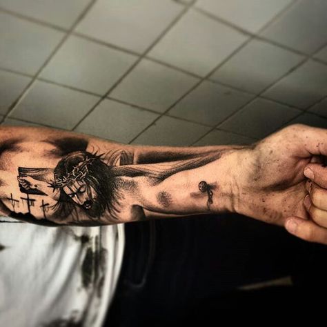 Cristo Cross Arm Tattoo, Jesus Hand Tattoo, Jesus On Cross Tattoo, Jesus Tattoo Sleeve, Cross Tattoo On Hand, Crucifix Tattoo, Christus Tattoo, Natur Tattoo Arm, Jesus Christ Tattoo