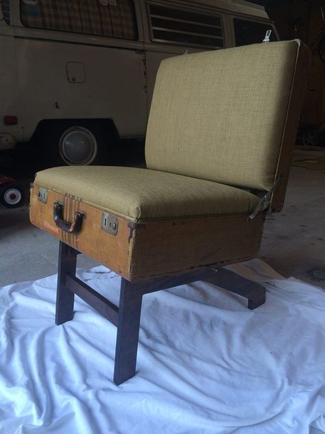 Vintage suitcase turned into a chair Suitcase Chair, Child Chair, Recycle Sculpture, Army Decor, Old Suitcases, Vintage Suitcase, Army Jacket, Recycled Furniture, Kids Chairs