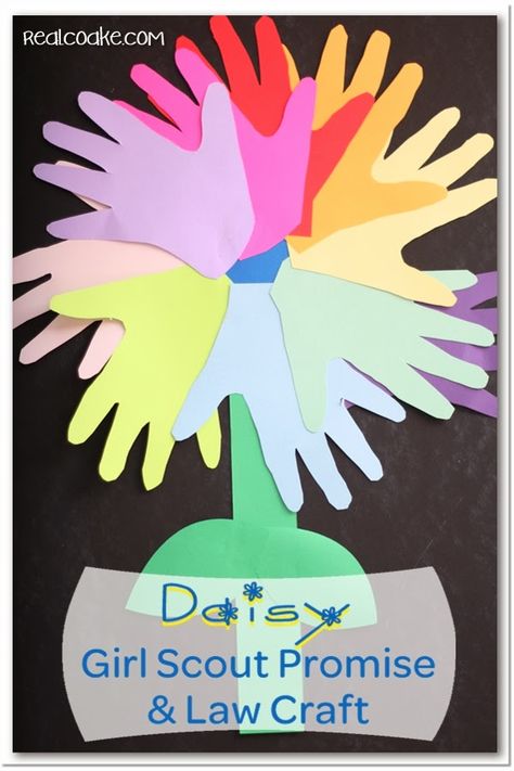 Cute Daisy Girl Scout craft to reinforce the Promise and the Law. #GirlScout #Daisy #Craft Girl Scout Daisy Petals, Daisy Crafts, Girl Scout Daisy Activities, Girl Scout Meeting Ideas, Girl Scout Promise, Daisy Ideas, Scout Law, Girl Scout Law, Girl Scout Troop Leader