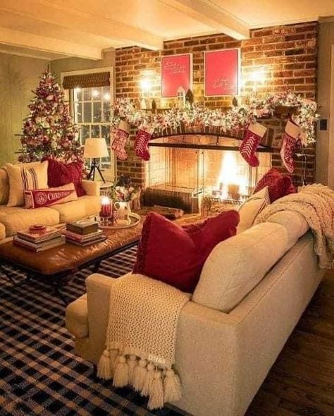 Christmas Aesthetic House Decor, Christmas House Inside, Warm And Cozy Christmas Decor, Christmas House Interior, Christmas House Ideas, Christmas Decorated House, Christmas Room Aesthetic, Christmas Cozy Home, Cozy Christmas House