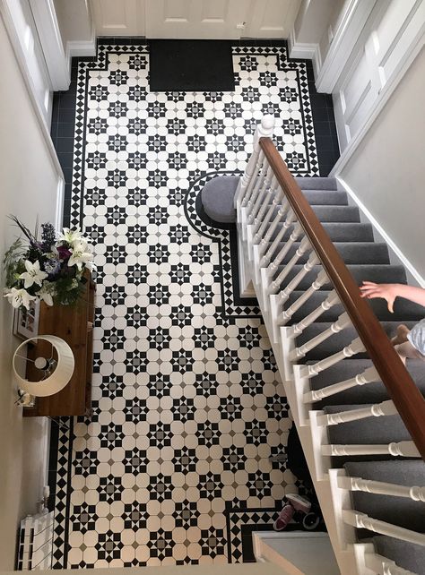 Victorian Tiles: 5 Ways To Add Charm To Modern Homes Vstupná Hala, Beautiful Tile Floor, Victorian Hallway, Hallway Walls, Tiled Hallway, Hallway Flooring, Victorian Tiles, Hallway Designs, Mosaic Supplies