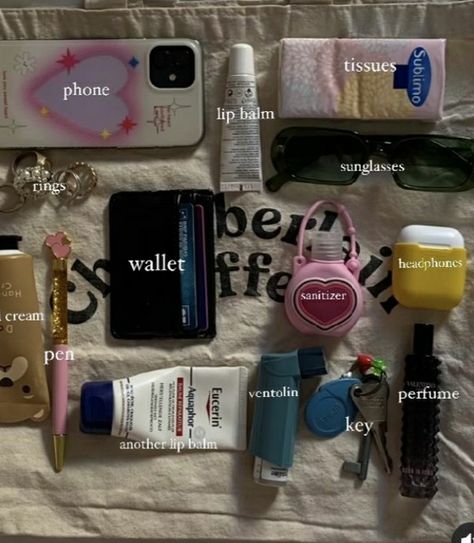 Что положить в шопер или сумку Everyday Bag Essentials, What's In My Purse, School Bag Essentials, Backpack Essentials, Inside My Bag, Purse Essentials, Handbag Essentials, Stationary School, What In My Bag