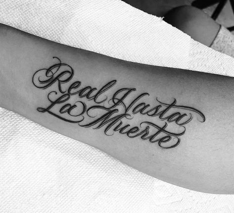 Real Hasta La Muerte ✨ forearm tattoo with lettering in Spanish Hand Tattoos In Spanish, Tats In Spanish, Cursive Spanish Tattoos, Spanish Lettering Tattoos, Mexican Word Tattoo, Spanish Cursive Tattoo, Chingona Tattoos, Spanish Tattoos Men, Latina Word Tattoo