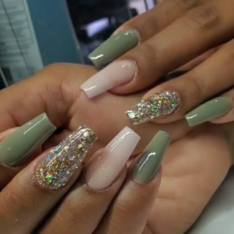 Fall Green Nails With Glitter, Eucalyptus Nails Design, September Nails Green, Light Green And Silver Nails, Green And Silver Nails Acrylic, Green Fall Nails Ideas, Sage Nails Acrylic, Green Gel Nail Designs, Sage Green Nails Design