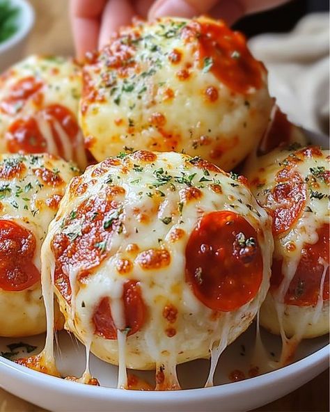 Homemade Food Recipes Dinner, Pizza Bombshell, Pizza Bites With Pizza Dough, Small Dinner Ideas, Pizza Puffs Recipe, Small Meal Ideas, Quesarito Recipe, Grilled Cheese Truck, Pizza Bites Recipe