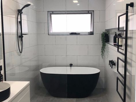 Matte Black Taps: 5 Aussie Bathrooms Prove The Trend is… | Blueprint Black Tub Bathroom Ideas, Black Tub Bathroom, Black Bathtub Bathroom, Reece Bathroom, Main Bathroom Ideas, Minimal Bathroom, Shower Tub Combination, Bathroom Design Black, Small Bathroom Layout