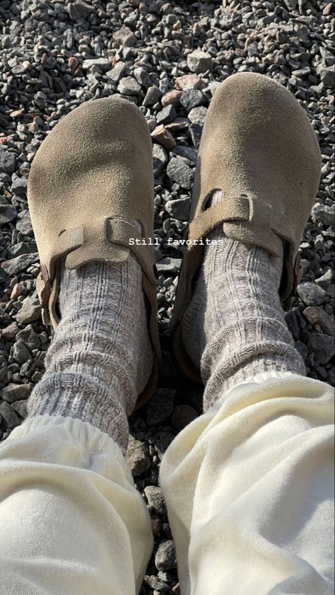 Brown Boston Clogs Outfit, Dark Brown Boston Clogs Outfit, Brown Boston Clogs, Birkenstock Clog Outfits, Boston Clogs Outfit, Clog Outfits, Birkenstock Clogs Outfit, Outfit Dark, Birkenstock Clog