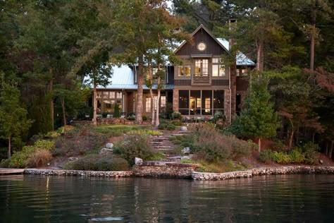 This gorgeous lake house was designed by architects Pritchett + Dixon, nestled on a spectacular piece of property along Lake Burton, a reservoir in Georgia. Lake Houses Exterior, Lakeside Living, Lake Homes, Lake Houses, Lake House Plans, Large House, Lakefront Homes, Lake Living, Lake House Ideas