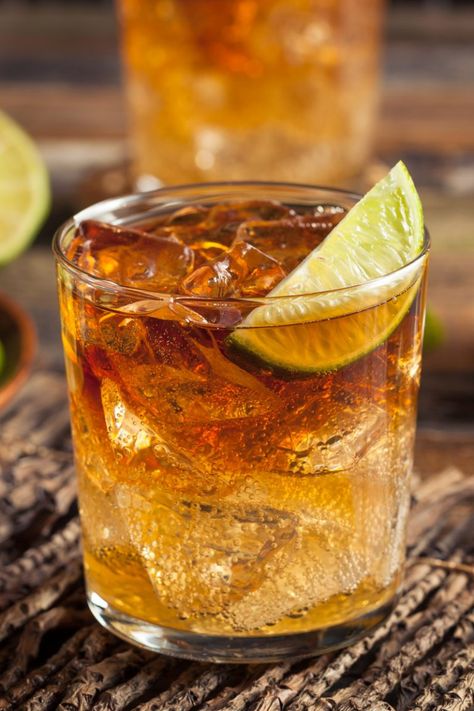 This Blackberry Dark & Stormy cocktail has just 4 simple ingredients: dark rum, blackberries, lime juice and ginger beer, but it's as complex as its name implies. | Drink Recipe | Cocktail Recipe | #cocktail #drink #rumcocktail Weihnachtlicher Cocktail, Beer Mixed Drinks, Dark N Stormy Cocktail, Umbrella Drinks, Ny Resolutions, Mojito Recipe Classic, Peach Daiquiri, Ginger Beer Cocktail, Rum Swizzle