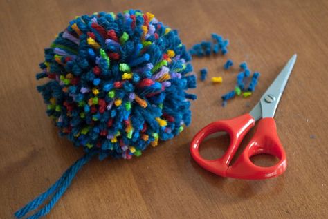 How to make a multi-coloured pom pom Pom Pom Template, Summertime Crafts, Sweet Paprika, Diy Pom Poms, Diy Pom Pom, Pom Pom Maker, Knitting Tips, Yarn Pom Pom, Pom Pom Crafts