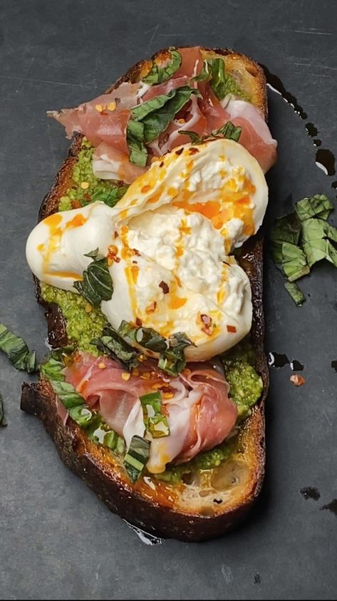 sweatspace on Instagram: Pesto Prosciutto Toast Sourdough bread toasted in evoo then topped with chili oil, avocado pesto, prosciutto, burrata, red pepper flakes,… Elin Hilderbrand Recipes, Prosciutto Toast, Prosciutto Burrata, Pasti Fit, Avocado Pesto, Idee Pasto, Healthy Food Dishes, Läcker Mat, Healthy Food Motivation