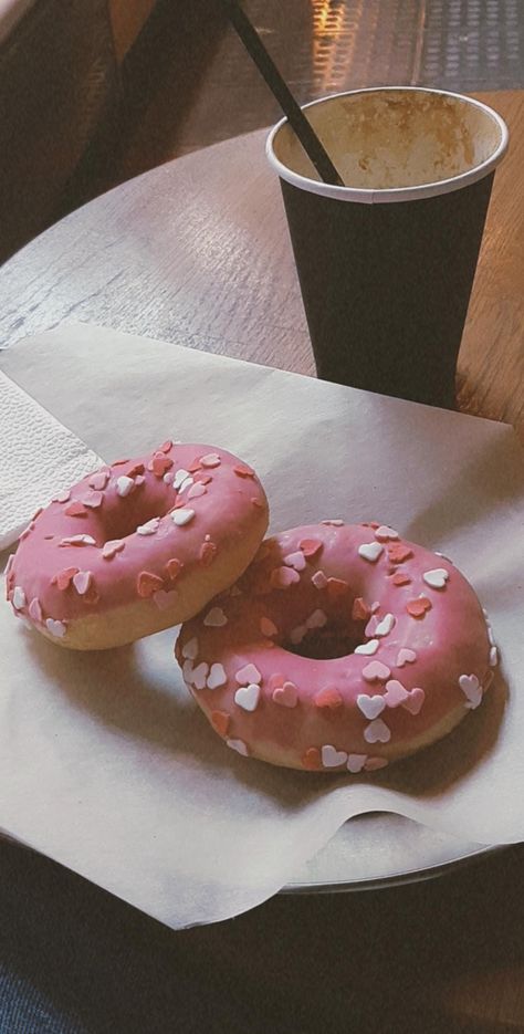 Aesthetic Donut Pictures, Donuts Photography Instagram, Donut Pictures, All Body Workout, Minnie Mouse Pink, Coffee Photography, Mini Donuts, Pink Vibes, Cake Donuts