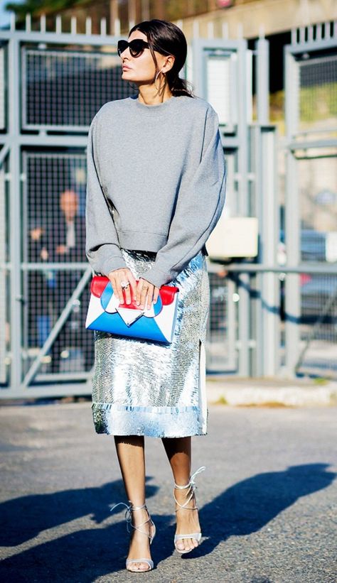 Giovanna Battaglia wears a gray sweatshirt, sequin knee-length skirt, lace-up heels, and a colorful clutch Street Style Skirt, Day To Night Outfit, Rok Midi, Sweatshirt Street Style, Street Style 2016, Silver Skirt, Giovanna Battaglia, Pullover Outfit, Looks Street Style