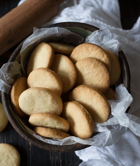 Kersfees Koekies Resepte, Soet Koekies Resep, Maklike Soetkoekies Resep, Klein Koekies Resepte, Nagereg Resepte, Crunchie Recipes, Custard Biscuits, South African Dishes, African Dessert