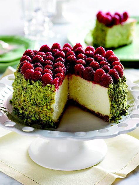 Wow! Pistachio & Raspberry Cheesecake Pistachio Raspberry, Pistachio Cheesecake, Torte Cupcake, Baking Company, Raspberry Cheesecake, Think Food, Savoury Cake, Milkshakes, Eat Dessert