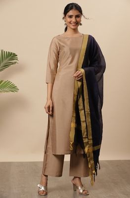 Silk Suit Designs Indian Plain, Plain Silk Suit Designs, Plain Salwar Suit Designs, Plain Suit Designs Indian, Stitch Kurti, Kurthi Design, Salwar Suits For Women, Satin Kurta, Plain Kurti Designs