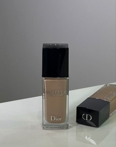 #dior #diormakeup #diorfoundation #glow #makeup #makeuplover #makeupgoals #beautyproducts #beautycare #aesthetic #pinterest #pinterestinspired Dior Foundation Aesthetic, Base Dior, Dior Makeup Aesthetic, Dior Forever Highlighter, Dior Forever Glow Foundation, Dior Forever Skin Glow, Dior Forever Foundation 2wo, Dior Forever Matte Foundation, Dior Forever Couture Luminizer