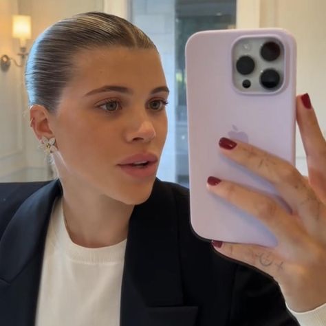 Hailey Bieber Slicked Back Hair, Slicked Back Bun Tutorial, Oily Hair Hairstyles Short, Middle Part Slick Back Bun, Slick Bun Tutorial, Slick Low Bun, Sofia Richie Hair, Slicked Back Bun, Mason Pearson Brush