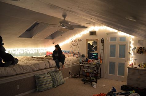 Target Bedroom, Roof Room, Slanted Roof, Tumblr Room Decor, Video Fashion, Tumblr Rooms, Sport Video, Diy Bedroom