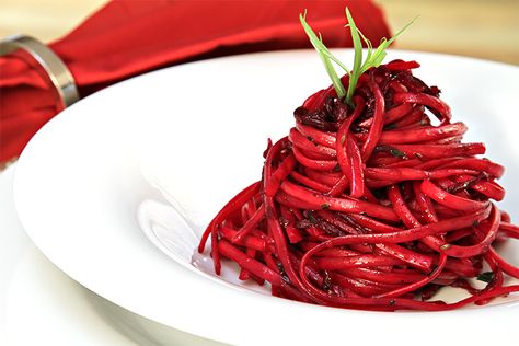 Linguini with roasted beets & tarragon | Food & Style Beet Pasta, Red Pasta, Pasta Al Pesto, Beet Recipes, Roasted Beets, Food Style, Recipe Roundup, Red Food, Idee Pasto Sano