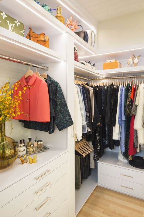 Celebrity closet designer Lisa Adams breaks down her tips for creating a small walk-in closet that's both functional and beautiful. Small Walkin Closet, Small Walk In Closet, Celebrity Closet, Ikea Billy Bookcase, Cabinet Fronts, Small Closets, Closet Organization Diy, The Home Edit, Small Closet Organization