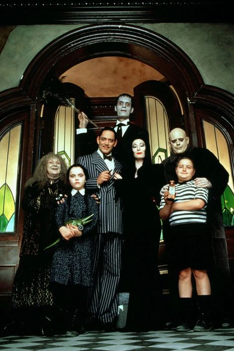 Adams Family Costume Wednesday, Addams Family Film, Adams Family Costume, Addams Family Halloween Costumes, The Addams Family Halloween, Family Costumes Diy, Addams Family Values, Yves Montand, Addams Family Costumes