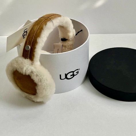 Earmuffs Outfit, Ugg Chestnut, Ugg Earmuffs, Chestnut Uggs, Ugg Accessories, Xmas Wishes, Snow Trip, Black Uggs, Trapper Hats