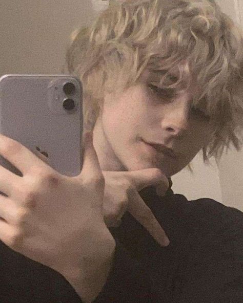 Blonde Guy Aesthetic Grunge, Guys With Freckles And Curly Hair, Light Blonde Hair Men, Shaggy Blonde Hair Guy, Blonde Anime Boy Pfp, Fluffy Blonde Hair Boy, Blonde Hair Boy Aesthetic, Blonde Boy Pfp, Blonde Fluffy Hair Boy