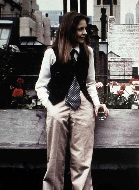 Why Diane Keaton's 1970s Style Is Still Influential Today Diane Keaton Annie Hall, Annie Hall Style, 70s Mode, Tomboy Stil, Julie Delpy, Blake Edwards, Patti Hansen, Annie Hall, Bianca Jagger