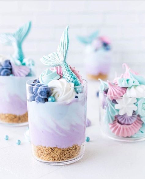 Mermaid Kid Box on Instagram: “Comment 💗 if you love mermaid cheesecake🧜‍♀️💕 ✨via @emmaslieblingsstuecke” Mermaid Cheesecake, Gökkuşaği Pasta, Mermaid Party Food, Lilin Aroma, Cheesecake In A Jar, Mermaid Theme Birthday Party, Mermaid Birthday Cakes, Cheesecake Mousse, Sea Cakes