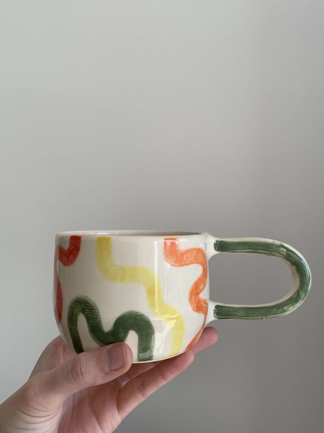 Funny Pottery Painting Ideas, Abstract Pottery Painting, Terracotta Painting, Crockery Design, Ceramics Pottery Mugs, Clay Studio, Diy Ceramic, Keramik Design, Hand Painted Pottery