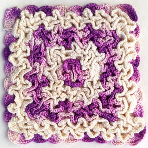 Free Crochet Pattern for "Wiggly" hotpad, trivet......Mom made hotpads in this pattern several years ago.....made me think of her! Wiggle Crochet, Wiggly Crochet Patterns, Wiggly Crochet, Crochet Rug Patterns Free, Crochet Square Pattern, Crocheted Squares, Crochet Potholder Patterns, Crochet Pot, Crochet Hot Pads