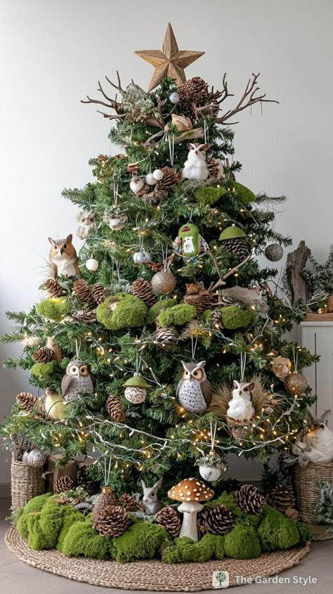 Christmas Tree Pinecones Decorations, Christmas Tree Styling Ideas, Green And White Holiday Decor, Christmas Tree Forest Wonderland, Woodsie Christmas Tree, Themed Tree Ideas, Christmas Tree Ideas With Flowers, Woodland Mushroom Christmas Tree, Christmas Tree With Floral Picks