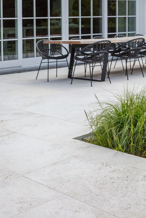 𝗕𝗿𝗮𝗰𝗵𝗼𝘁 - 𝗟𝗶𝗺𝗲𝘀𝘁𝗼𝗻𝗲 - 𝗣𝗶𝗲𝘁𝗿𝗮 𝗕𝗶𝗰𝗰𝗶 Pietra Bicci is 
Beige compact limestone ("travertine") with "cloud-shaped" structure due to typical pore structure. The surface contains small openings that may or may not be filled (pores are usually filled when placed with adapted grout). Fossils can be present throughout the material. © Jurgen Weyne, Valerie Clarysse, Dewan Marmer en Granietwerken #limestone #outdoor #gardendesign #terrace Stone Terrace, Travertine Tile Outdoor, Tiles For Terrace Floor, Travertine Outdoor Tiles, Paving Ideas Outdoor, Travertine Terrace, Crazy Paving Travertine, Limestone Paving Outdoor, Limestone Coping Pool