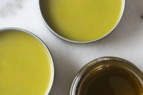 Healing Balm Recipe, Comfrey Tea, Comfrey Oil, Comfrey Salve, Natural Remedies For Allergies, Salve Recipes, Allergy Remedies, Healing Salves, Herbal Recipes