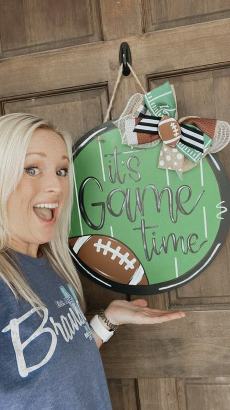 Fall And Football Door Hanger, Painted Round Door Hangers, Wood Painting Ideas Diy Wooden Signs, Wood Door Hangers Diy, Circle Door Hangers Wooden Diy, Round Fall Door Hangers, Circle Door Hangers, Painted Door Signs, Cute Door Hangers