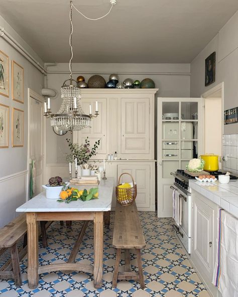 Homes In France, Interior Vintage, Casa Vintage, Blue Tile, French Kitchen, Room Deco, House Room, White Cabinets, Interior Inspo