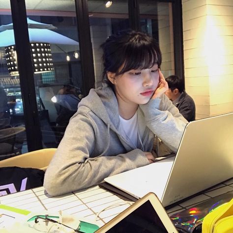 Studying Girl, Korean Student, Study Pictures, Academic Motivation, University Life, Study Motivation Inspiration, Korean Aesthetic, Studying Inspo, Back To School Activities