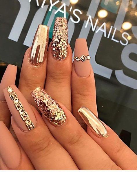 # Nails Nail Art Paillette, Gold Acrylic Nails, Natural Nail Art, Golden Nails, Nagellack Trends, Gold Nail Designs, Gold Nail Art, Gold Glitter Nails, Gold Nail