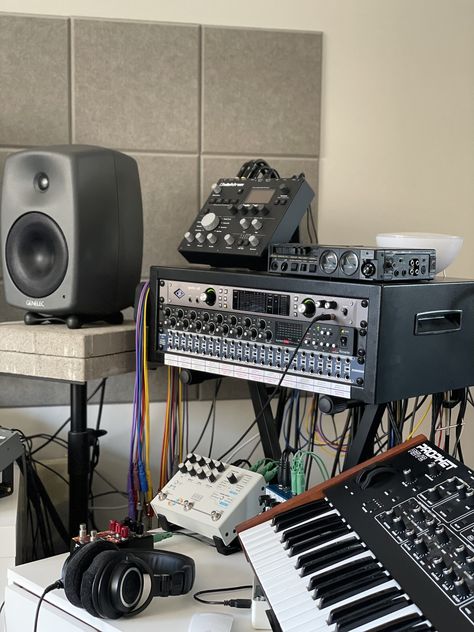 Those who use patchbays, where do you keep it? - The Lounge / Other Gear - Elektronauts Electronic Music Studio, Music Set Up Recording Studio, Band Recording Studio Aesthetic, Music Production Studio, Room Sleep, Guitar Recording Studio, Studio Equipment Music, Mixer Dj, Dj Room