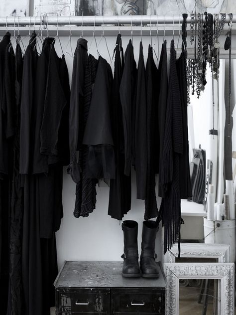 ᴘɪɴᴛᴇʀᴇsᴛ | deblauwezoe Vinyl Pants, Clothes Closet Organization, Hijab Look, Black Wardrobe, Black Clothes, Total Black, All Black Everything, Black And White Aesthetic, All Black Outfit