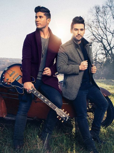 Pop-country duo Dan and Shay likes performing in cozier venues Music Photoshoot, Duo Band, Band Photoshoot, Musician Photography, Music Row, Band Photography, Chris Young, Country Music Singers, Band Photos