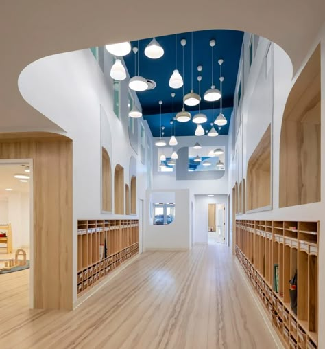 School Interiors, Borrowed Light, Kindergarten Interior, Educational Architecture, Daycare Design, Blue Ceilings, Kindergarten Design, School Interior, Wood Ladder