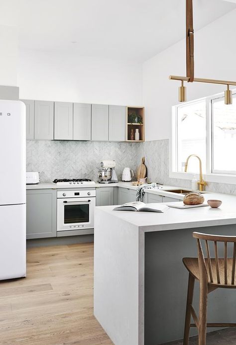 **CLASSIC GREY**If you aren't a fan of stark white or a dark and moody palette, a [grey kitchen] could be the one for you. No matter the shade, grey tones will pair perfectly with all kinds of fixtures and finishes to help take your kitchen to the next level. The kitchen in this [Scandi-style home] features brass finishes and white appliances for Серая Кухня, Vibeke Design, Grey Kitchen Designs, Bungalow Renovation, Farmhouse Kitchen Island, Shaker Style Kitchens, Kitchen Colour Schemes, U Shaped Kitchen, Classic Kitchen