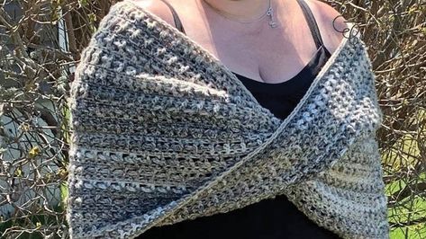 Crochet Mobius Wrap, Crochet Mobius Shawl, Crochet Mobius, The Crochet Crowd, Infinity Wrap, Crochet Crowd, Crochet Twist, Crochet Shawl Pattern Free, Crochet Infinity Scarf