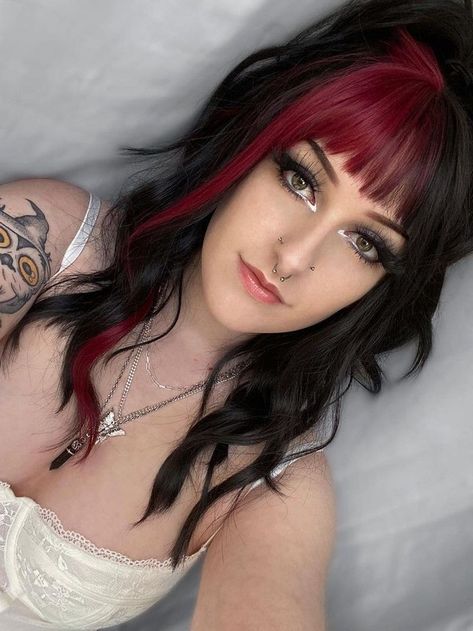 Hair Dye Parting, Split Hair Dye With Bangs, Black Hair Red Fringe, Split Dye Fringe, Alt Hair With Bangs, Alt Hair Ideas, Halo Hair Color, Red Halo Hair, Halo Hair Colors